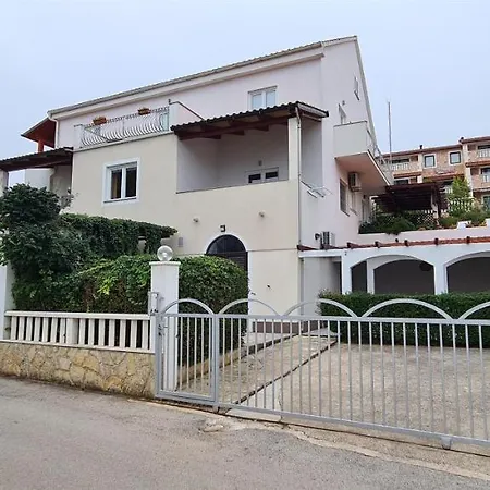 Nikola Apartment *