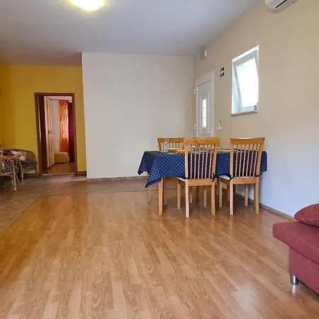 Nikola Apartment